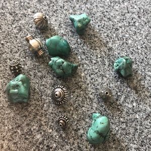 Turquoisestone w/silver spacers ready for bracelet